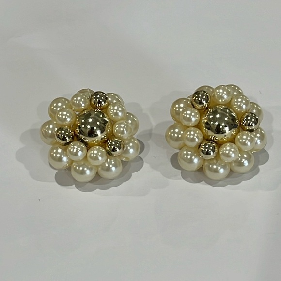 Faux Pearl Gold Tone Beads Cluster Clip On Vintage Earrings OS - Picture 1 of 7